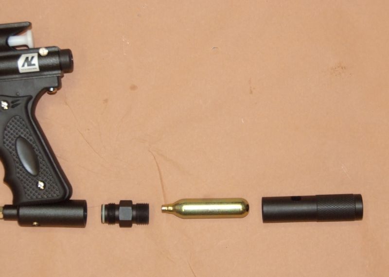 ADATTATORE PER BOMBOLETTE CO2 DA 12 Gr PER MARCATORE A VERNICE PAINTBALL 