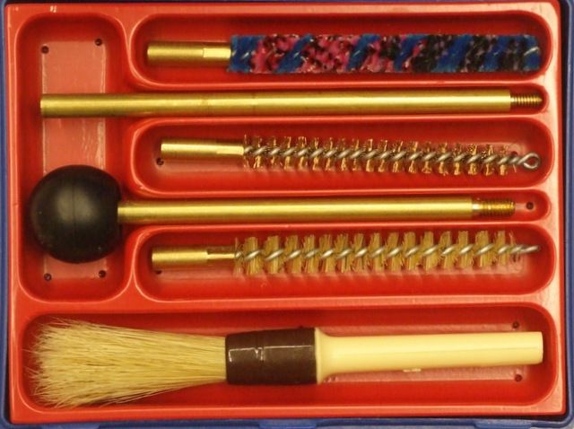 KIT PULIZIA PISTOLA CAL.4.5 CON SCOVOLI E ASTA IN METALLO