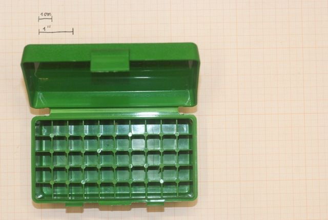 SCATOLA PORTACOLPI 50 CELLE CALIBRO 38/357 MAGNUM ROSSA/VERDE