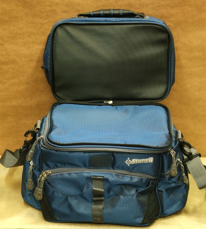 OMAGGIO PESCA PER ORDINI SUPERIORI A 480€  |  STONE B - BORSA IMBOTTITA CON PORTAMULINELLI