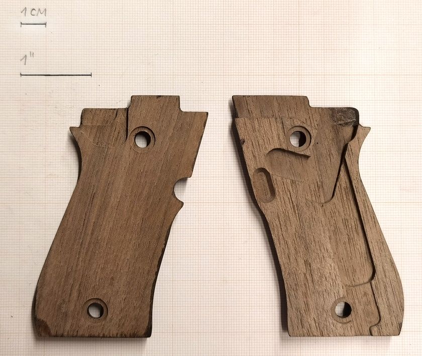 BERETTA GUANCETTE IN LEGNO CON SCUDETTO PER serie 82B/82BB/85B/85BB/86FS Cheetah/87/87 Cheetah/87 Target/87 Cheetah Long Barrel