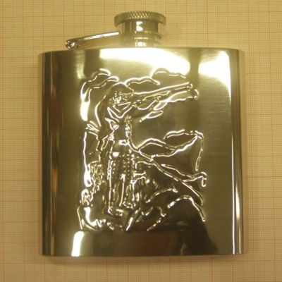 FIASCHETTA IN ACCIAIO DA 6 OZ SCENA CACCIATORE IN RILIEVO 